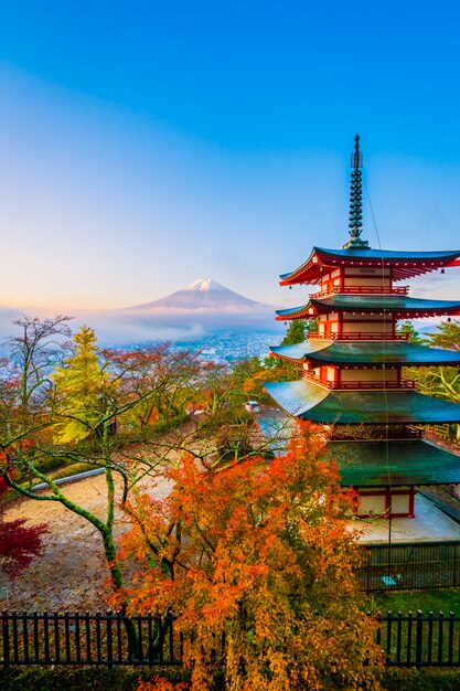 Beau paysage de montagne fuji avec pagode chureito autour de la feuille d'érable en automne