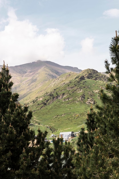 Beau paysage de montagne par une journée ensoleillée