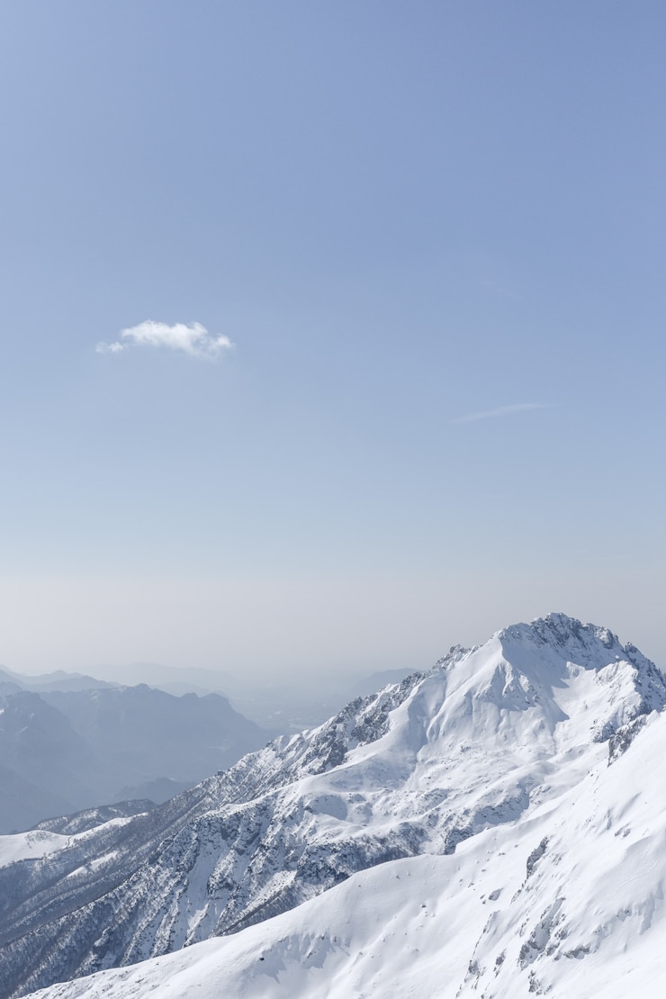 Photo gratuit beau paysage de montagnes et de collines blanches et enneigées