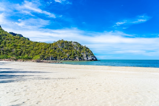 Beau paysage de nature tropicale en plein air de l'océan de la mer et de la plage à Pranburi