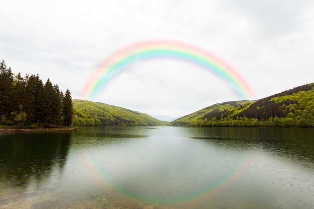 Beau paysage naturel avec arc-en-ciel