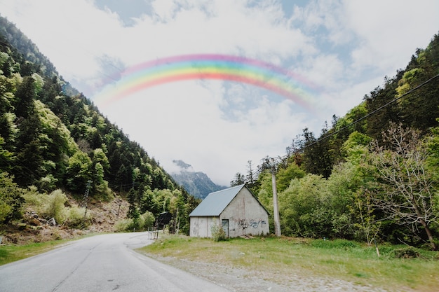 Photo gratuite beau paysage naturel avec arc-en-ciel