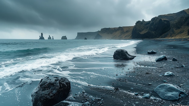 Photo gratuite beau paysage naturel avec une plage de sable noir et l'océan