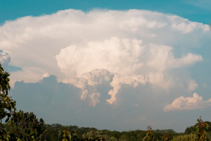 Photo gratuit beau paysage avec des nuages blancs