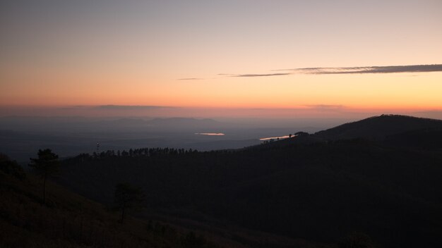 Beau paysage d'un paysage avec des montagnes avec le coucher de soleil à couper le souffle en arrière-plan