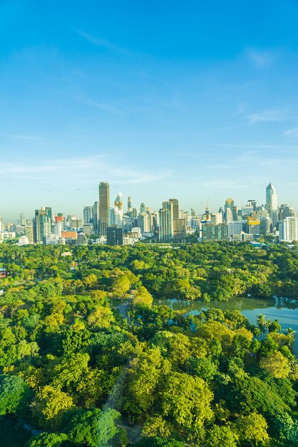 Beau paysage de paysage urbain avec la construction de la ville autour du parc Lumpini à Bangkok en Thaïlande