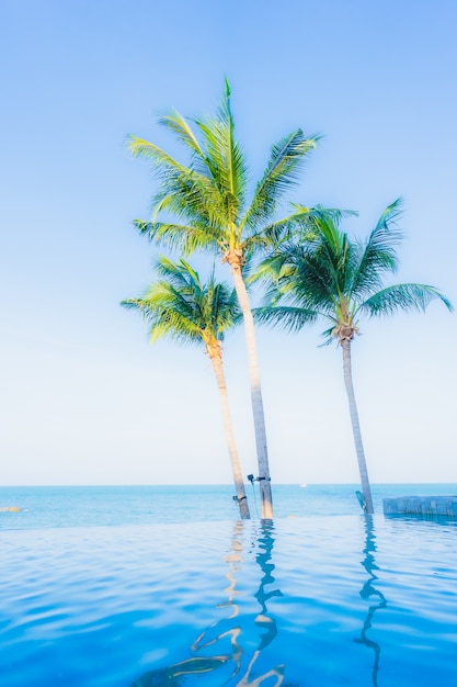 Photo gratuite beau paysage de piscine extérieure dans l'hôtel resort