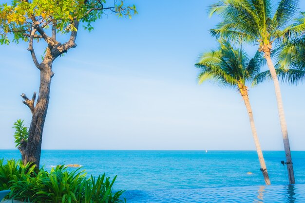 Beau paysage de piscine extérieure dans l'hôtel resort