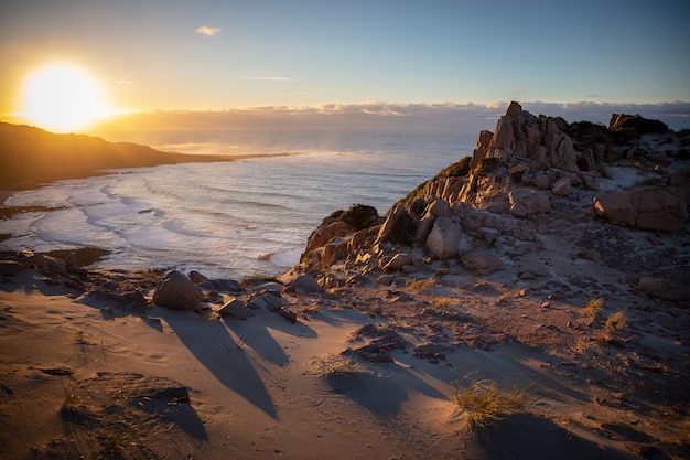 Beau paysage d'un rivage rocheux avec vue sur la mer