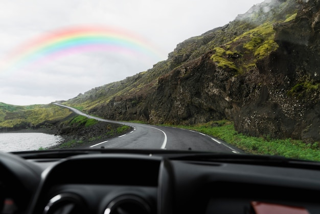 Photo gratuite beau paysage de rue avec arc-en-ciel