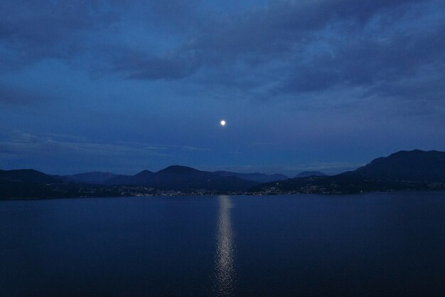 Beau paysage de soirée. Sentier lunaire sur le lac et la montagne