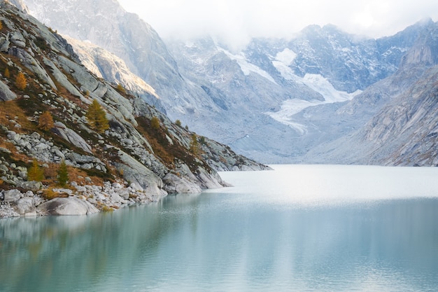 Beau plan d'eau entouré de montagnes sous un ciel nuageux