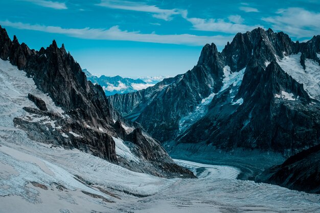 Beau plan large de glaciers ruth recouverts de neige