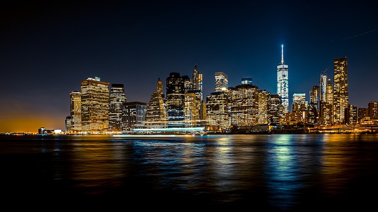 Photo gratuit beau plan large d'une ville urbaine de nuit avec un bateau