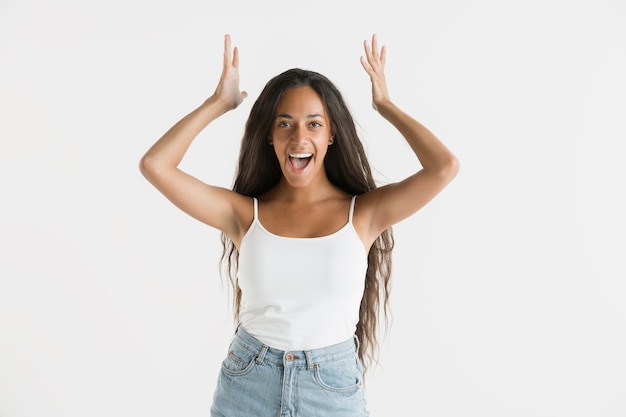 Photo gratuite beau portrait de femme demi-longueur isolé sur blanc