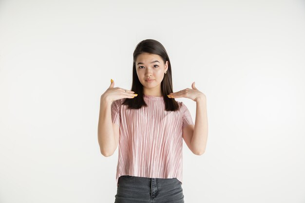 Beau portrait de femme demi-longueur isolé sur espace blanc. Jeune femme émotionnelle en vêtements décontractés