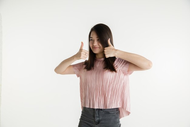 Beau portrait de femme demi-longueur isolé sur espace blanc. Jeune femme émotionnelle en vêtements décontractés