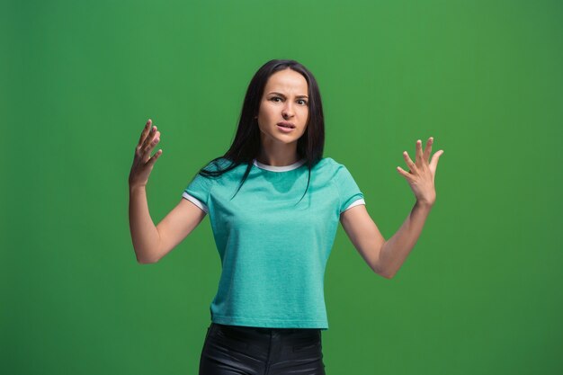 Beau portrait de femme demi-longueur isolé sur studio vert