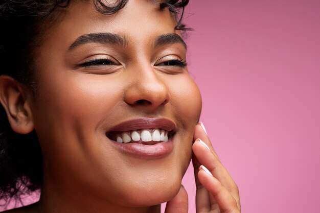 Beau portrait de femme sur rose