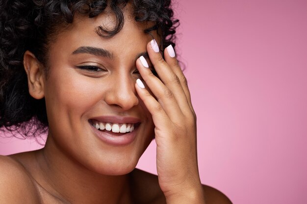 Beau portrait de femme sur rose