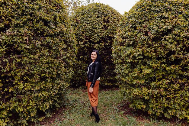 Beau portrait de fille d'automne. Jeune femme posant sur des feuilles jaunes dans le parc de l'automne. Extérieur