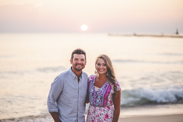 Beau portrait gros plan d'un jeune couple posant devant un magnifique paysage marin