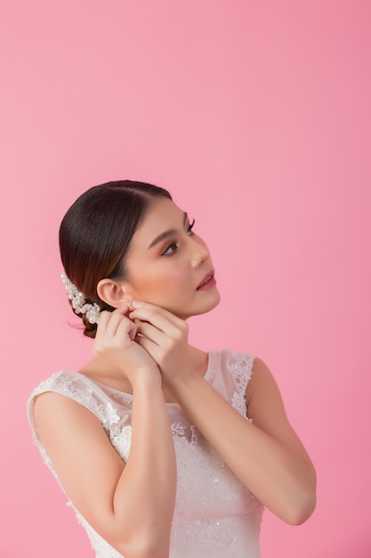 Beau portrait de mariée asiatique en rose