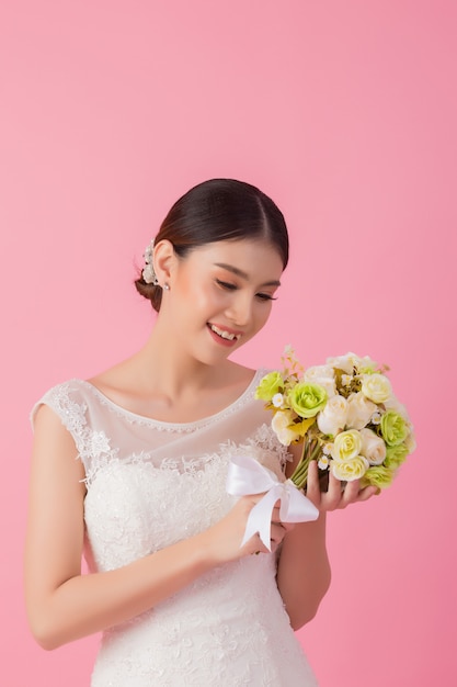 Beau portrait de mariée asiatique en rose