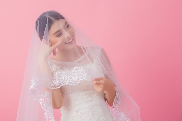 Beau portrait de mariée asiatique en rose