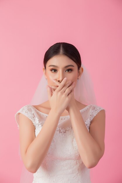 Beau portrait de mariée asiatique en rose