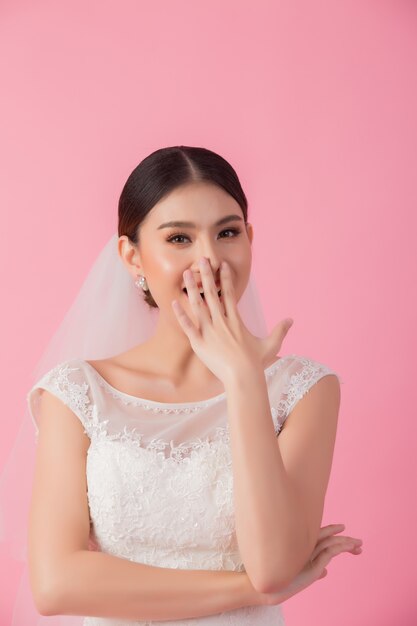 Beau portrait de mariée asiatique en rose