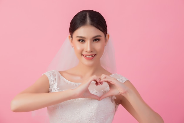 Beau portrait de mariée asiatique en rose