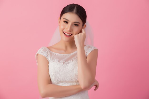 Beau portrait de mariée asiatique en rose