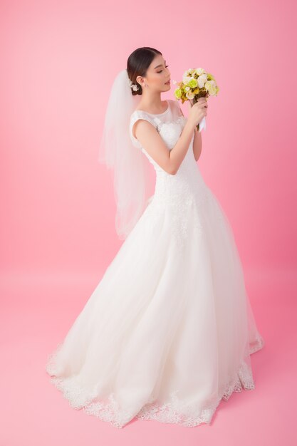 Beau portrait de mariée asiatique en rose