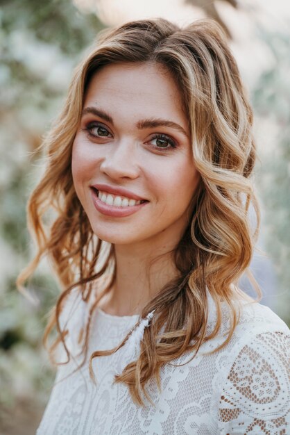 Beau portrait de mariée à la plage