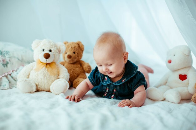 Beau portrait d&#39;un petit bébé incroyable et charmant