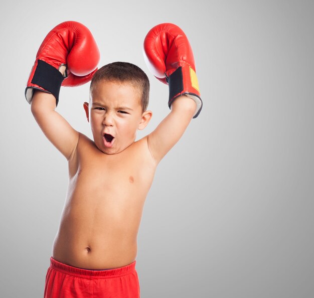 beau signe enfant fond rouge