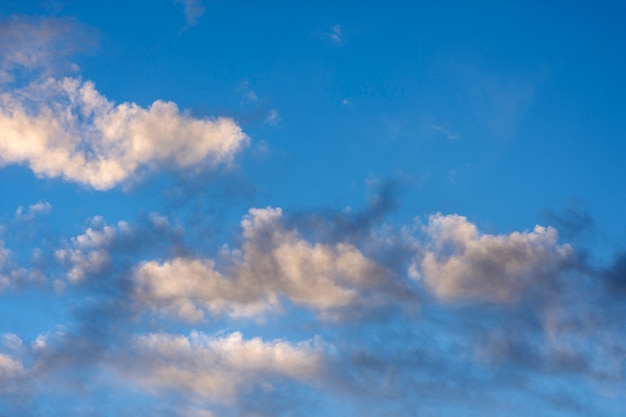 Beau skyscape pendant la journée