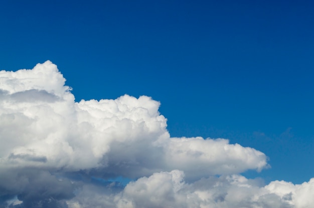 Beau skyscape pendant la journée