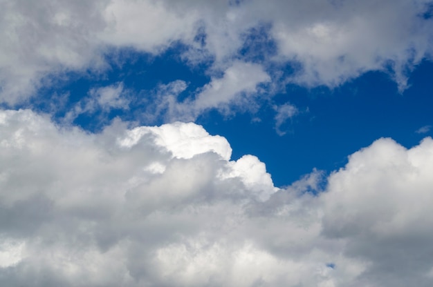 Beau skyscape pendant la journée