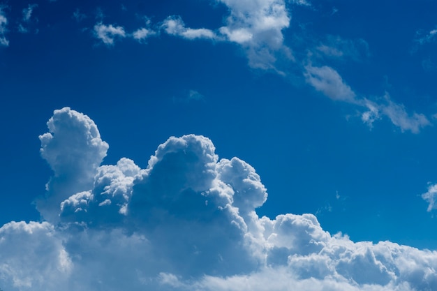 Beau skyscape pendant la journée