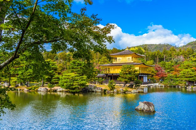 Beau temple Kinkakuji avec pavillon doré à Kyoto, Japon