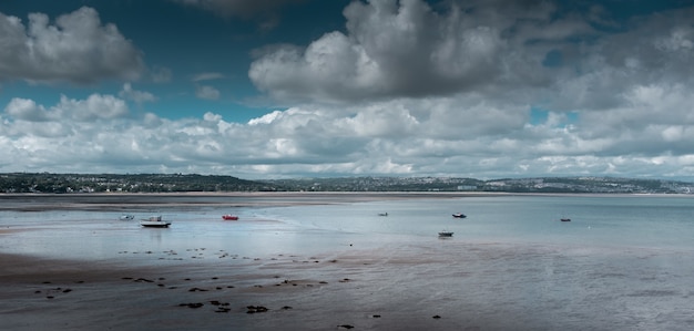 Beau tir d'un bord de mer sous le ciel nuageux