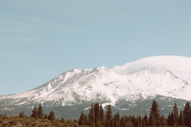 Beau tir d'une haute montagne enneigée avec un ciel bleu clair incroyable