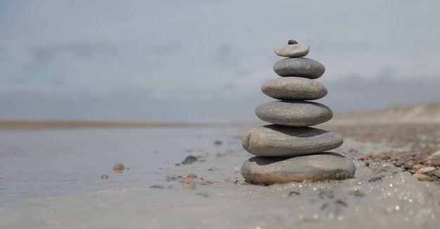 Beau tir d'une pile de rochers sur la plage - concept de stabilité commerciale