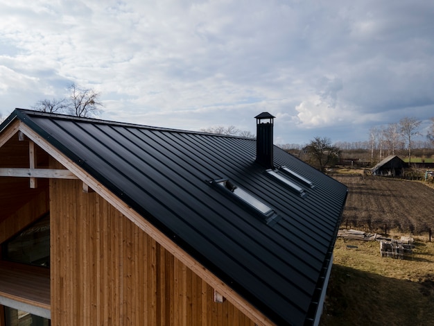 Beau toit à angle élevé sur une maison en bois