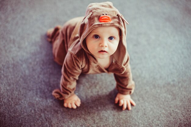 beau et très mignon bébé habillé cerf