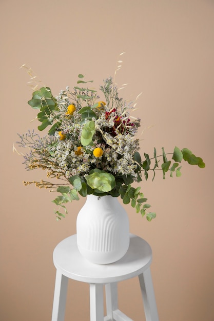 Photo gratuite beau vase de fleurs sur table high angle