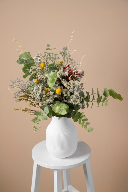 Beau vase de fleurs sur table high angle