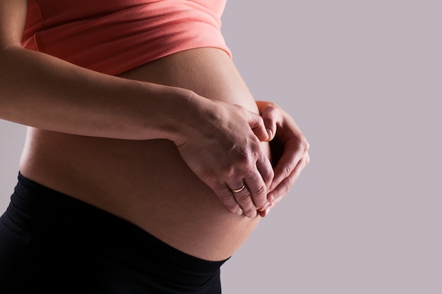 Beau ventre de femme enceinte